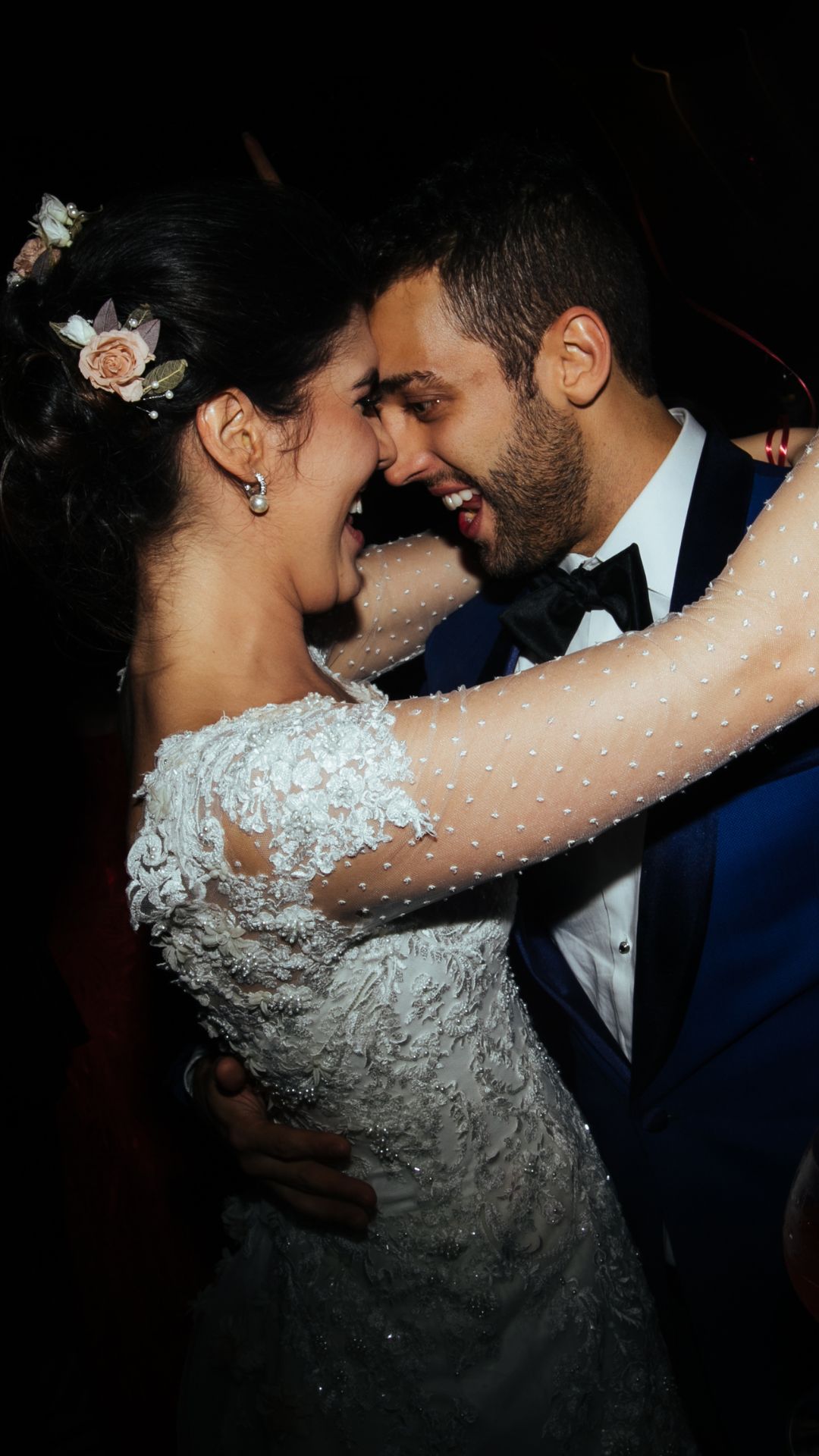 Couple de jeunes mariés dansant et riant