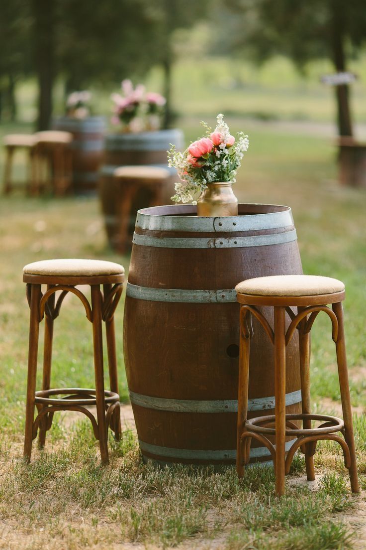 Tabourets de bar et tonneau pour un mariage dans les vignes