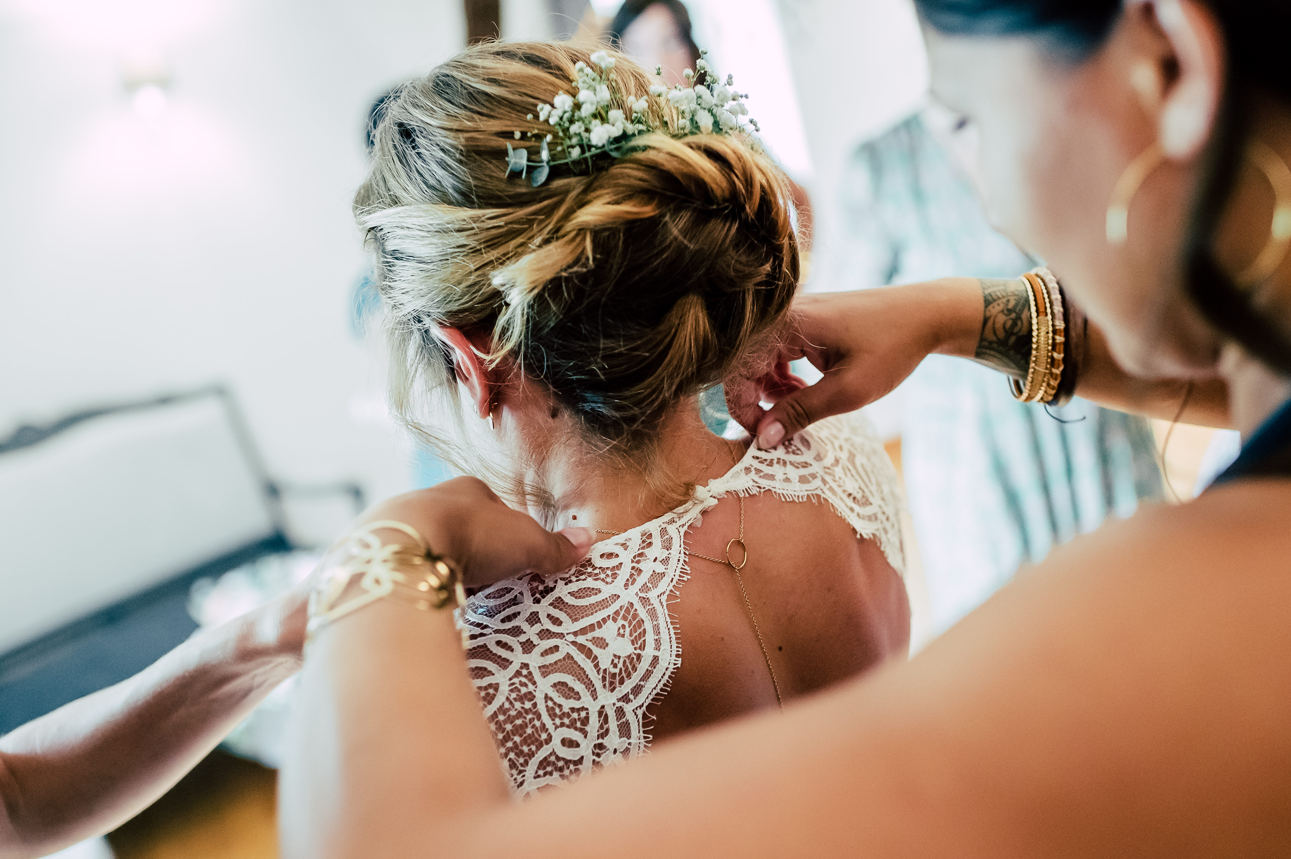 Mariage détail robe dentelle mariée préparatif