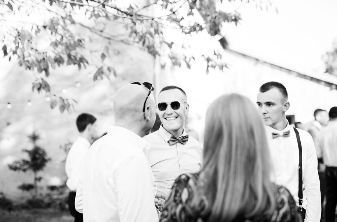 homme riant avec amis vin d'honneur mariage champetre